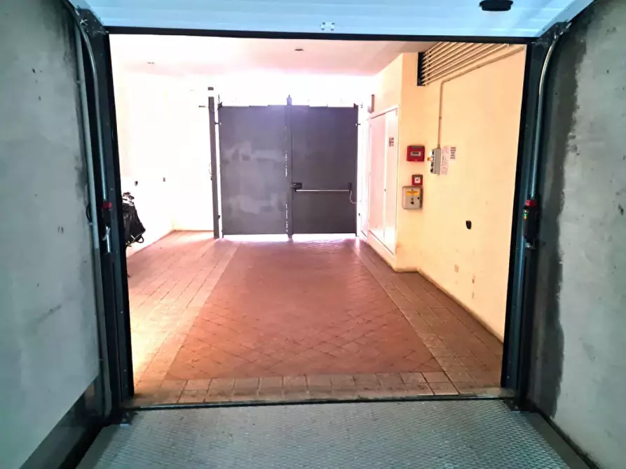 Immagine 2 di Garage in vendita  in via Paglia Corta a Bologna
