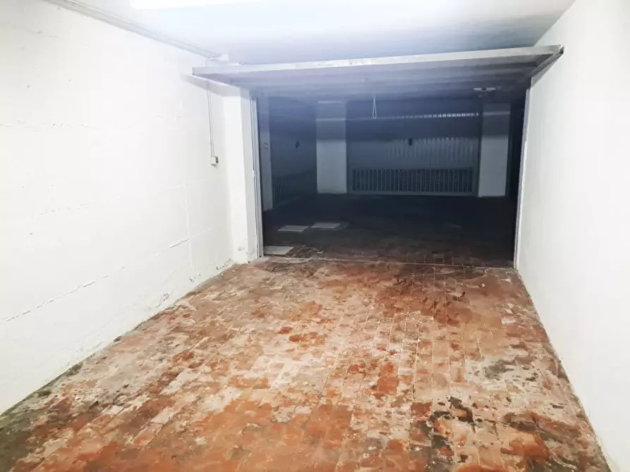 Immagine 11 di Garage in vendita  in via Paglia Corta a Bologna