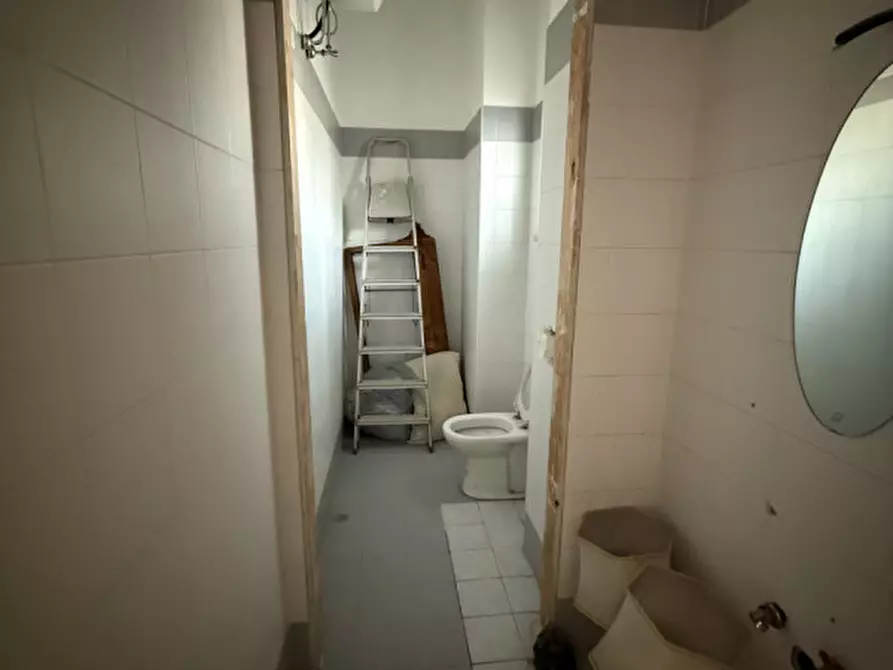 Immagine 10 di Negozio in vendita  in Via Villa di Faonte a Roma