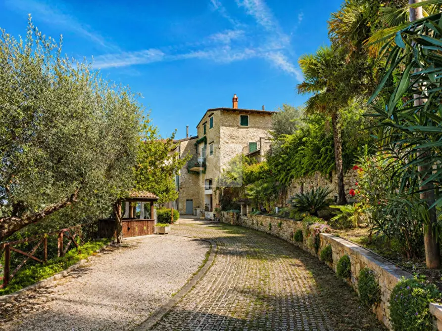 Immagine 3 di Appartamento in vendita  in Via Ugo Foscolo a Brenzone
