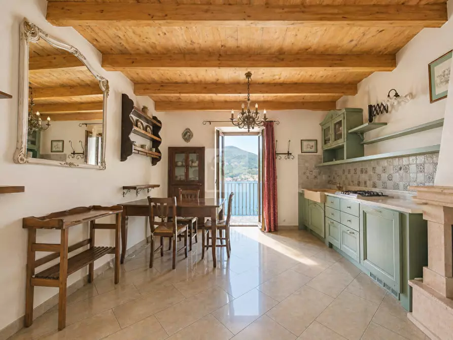 Immagine 5 di Appartamento in vendita  in Via Ugo Foscolo a Brenzone