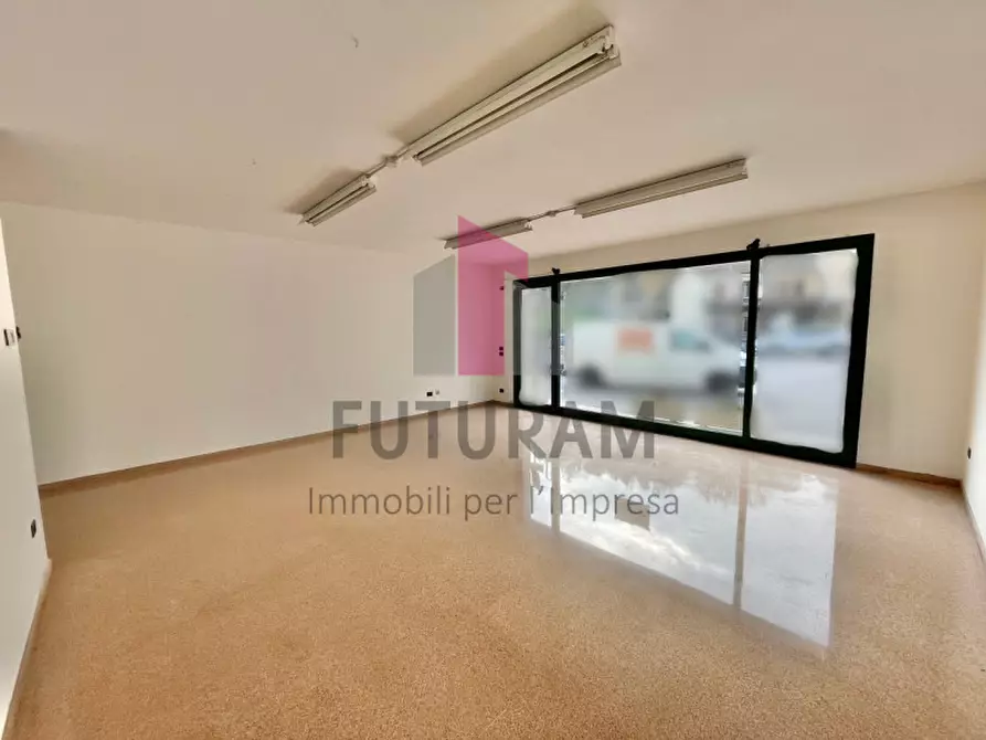 Immagine 4 di Negozio in affitto  a Isola Vicentina