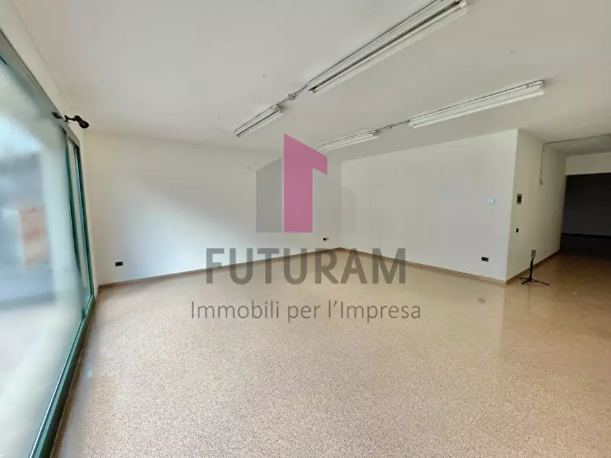 Immagine 8 di Negozio in affitto  a Isola Vicentina