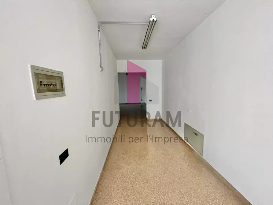 Immagine 11 di Negozio in affitto  a Isola Vicentina