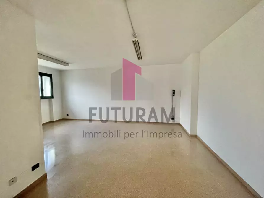 Immagine 13 di Negozio in affitto  a Isola Vicentina