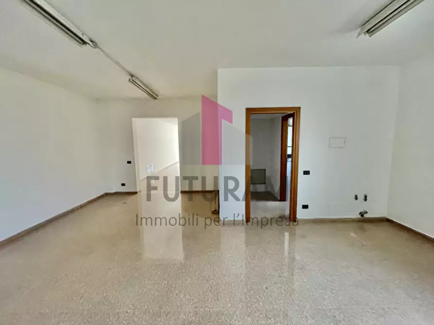Immagine 17 di Negozio in affitto  a Isola Vicentina