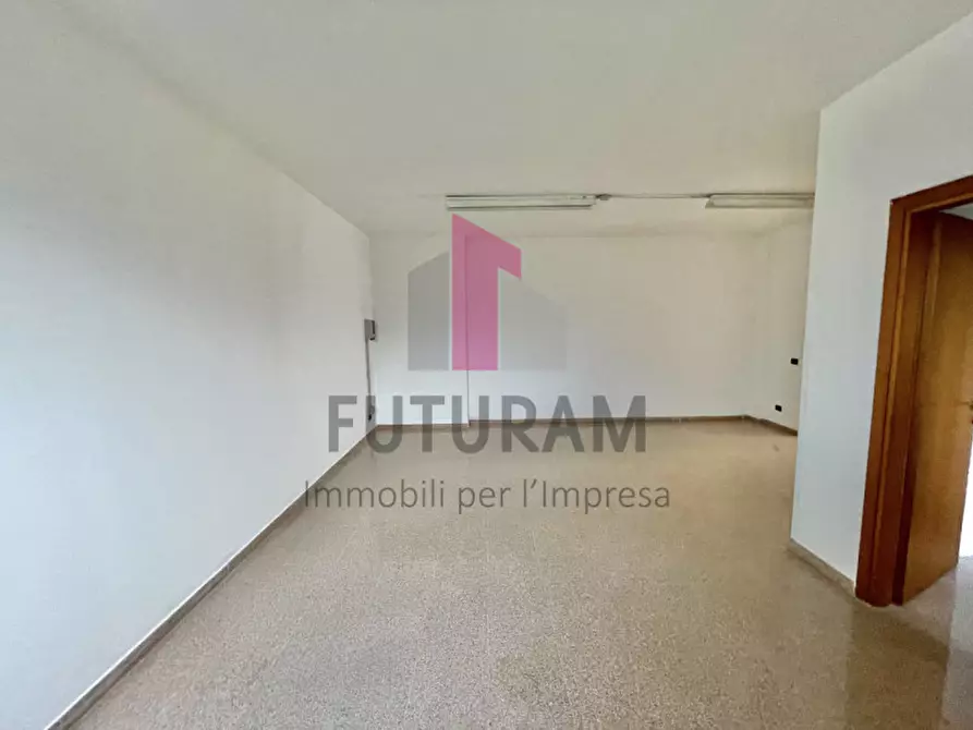 Immagine 19 di Negozio in affitto  a Isola Vicentina