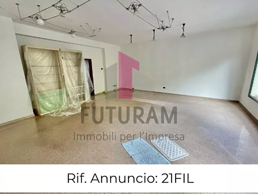 Immagine 1 di Negozio in affitto  a Isola Vicentina