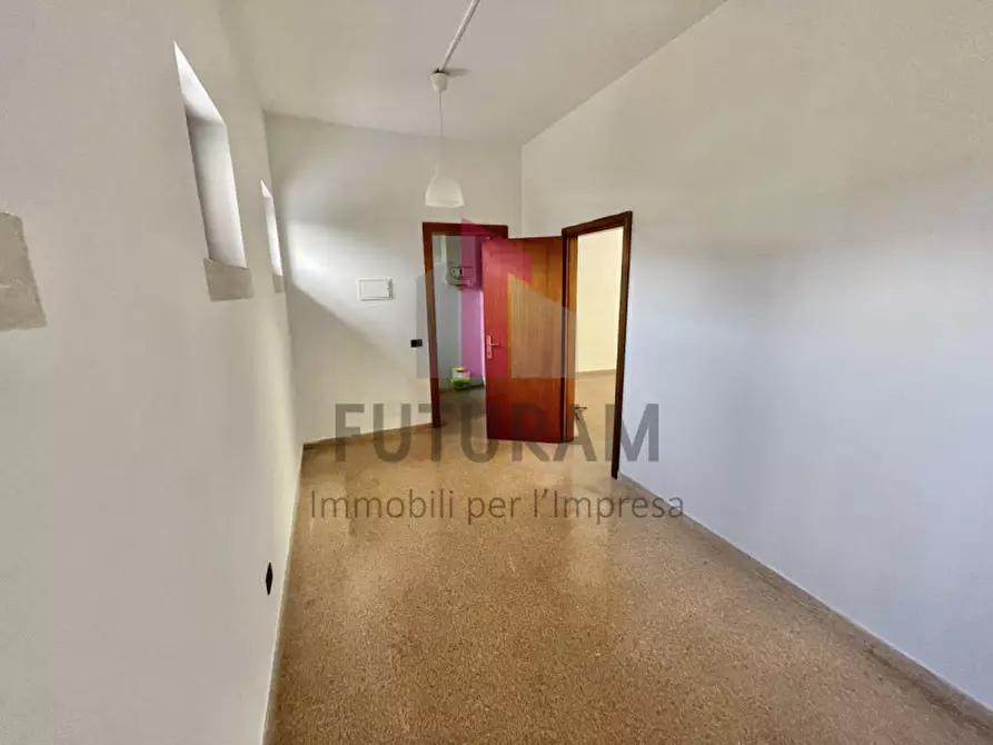 Immagine 19 di Negozio in affitto  a Isola Vicentina