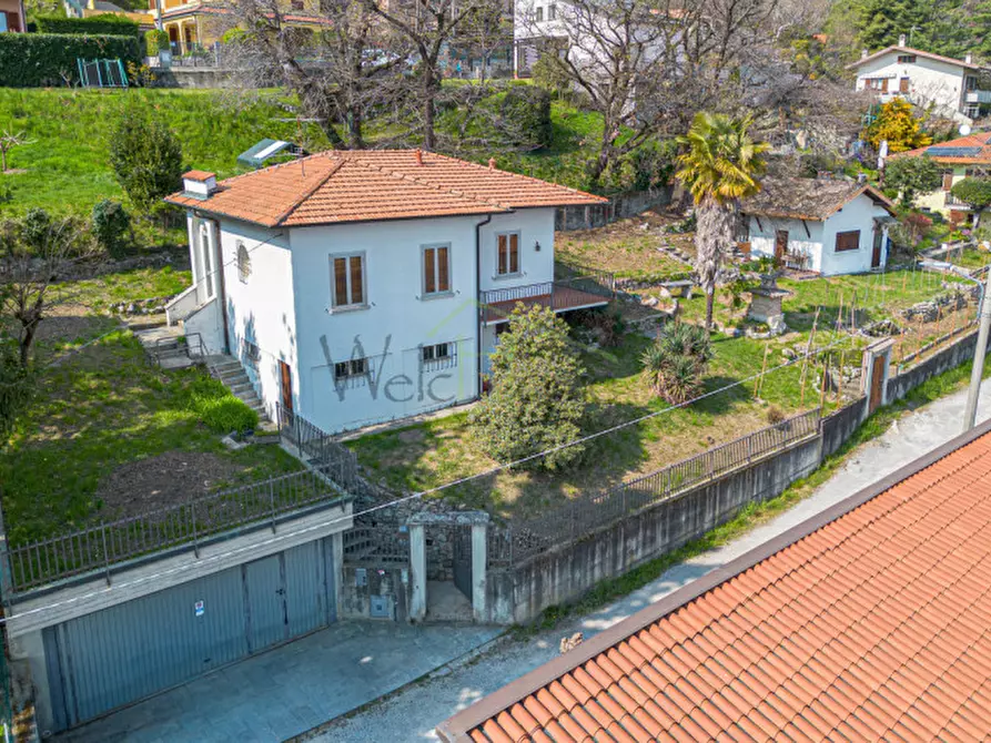 Immagine 1 di Villa in vendita  in Via dei Faggi a Erba