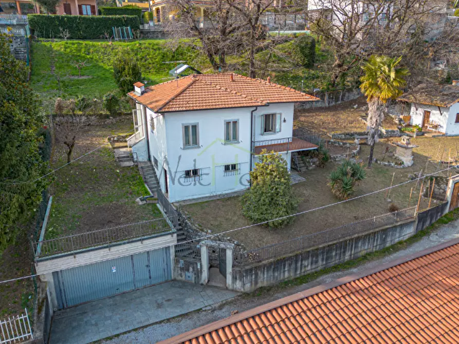 Immagine 1 di Villa in vendita  in Via dei Faggi a Erba