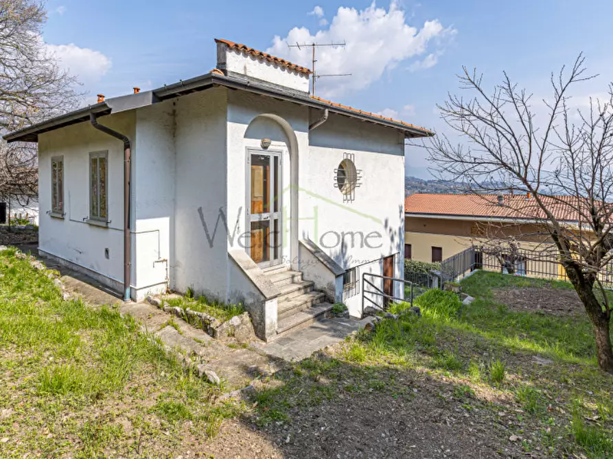 Immagine 1 di Villa in vendita  in Via dei Faggi a Erba