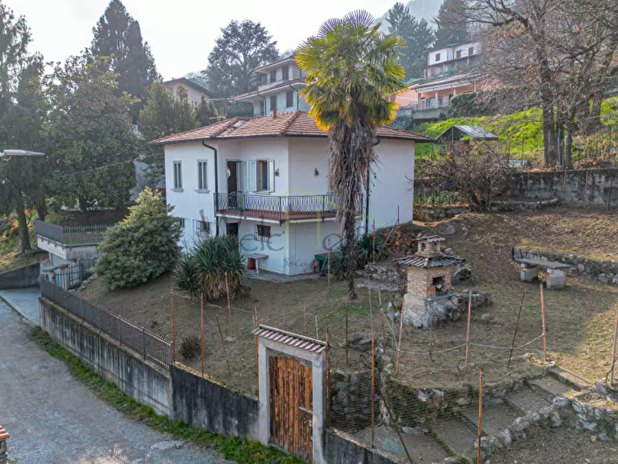 Immagine 2 di Villa in vendita  in Via dei Faggi a Erba