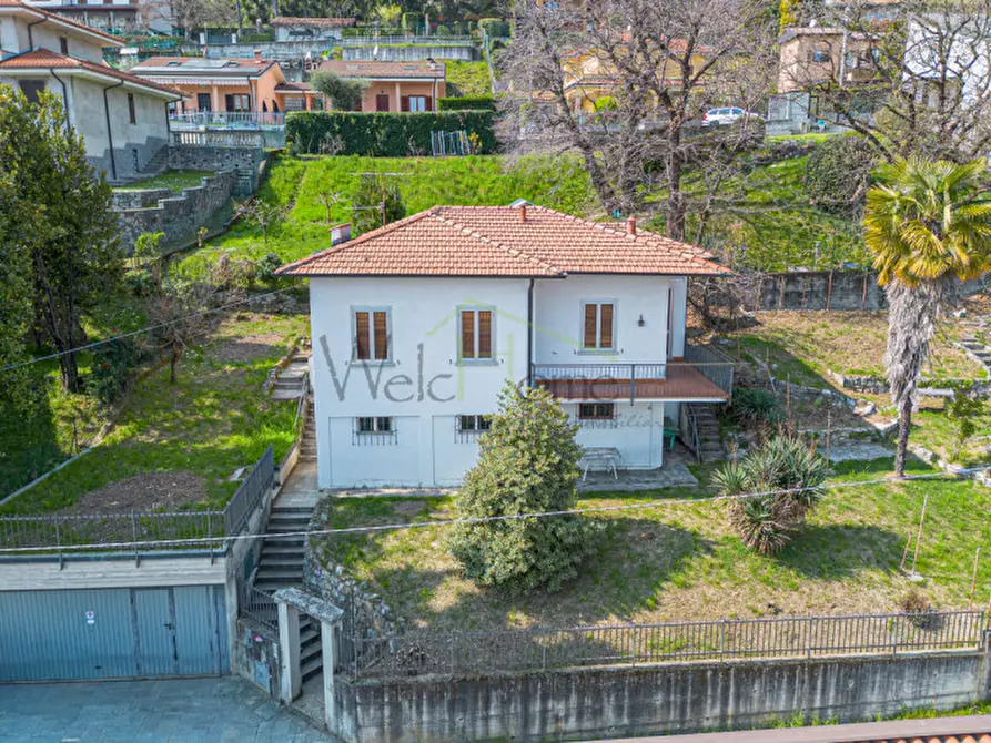 Immagine 3 di Villa in vendita  in Via dei Faggi a Erba