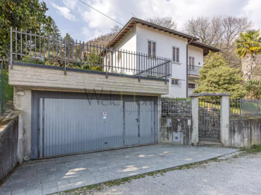 Immagine 5 di Villa in vendita  in Via dei Faggi a Erba