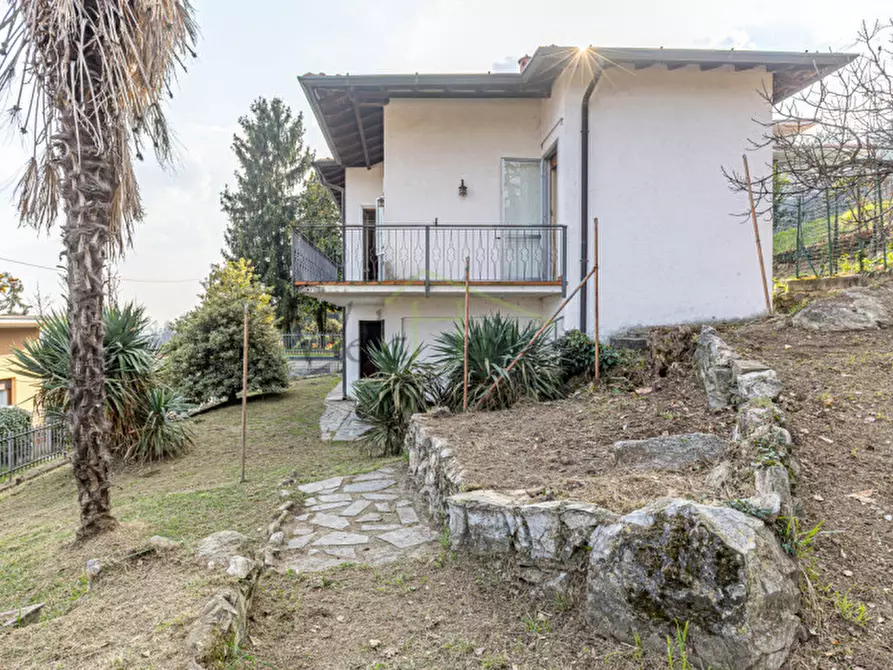 Immagine 5 di Villa in vendita  in Via dei Faggi a Erba