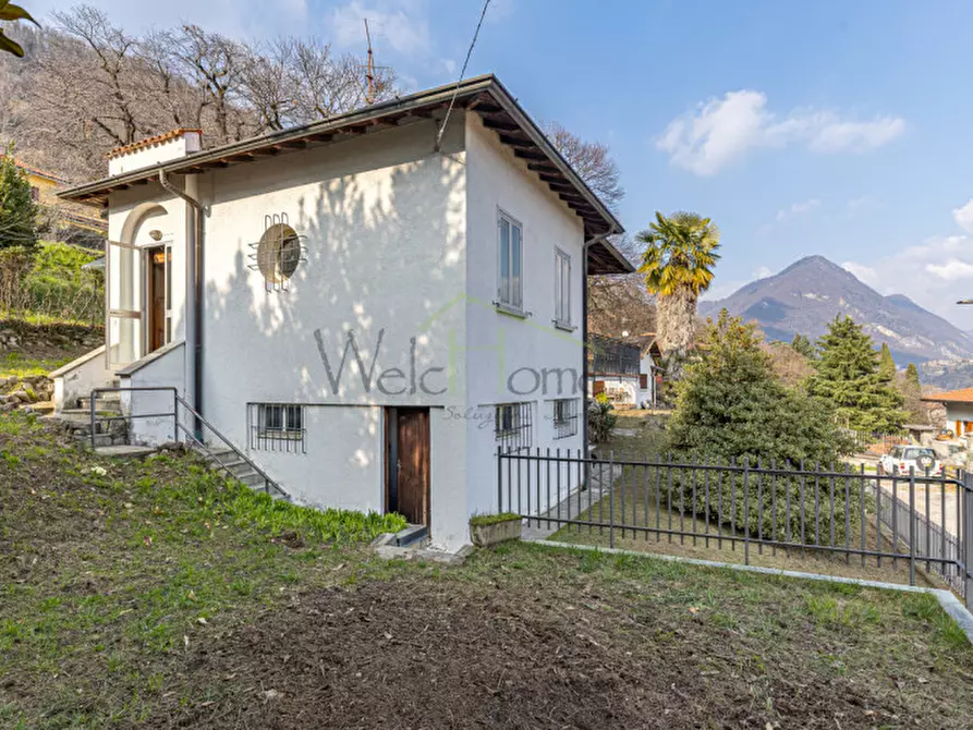 Immagine 7 di Villa in vendita  in Via dei Faggi a Erba
