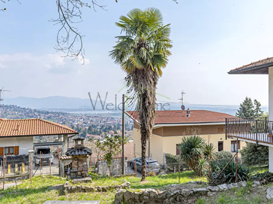 Immagine 7 di Villa in vendita  in Via dei Faggi a Erba