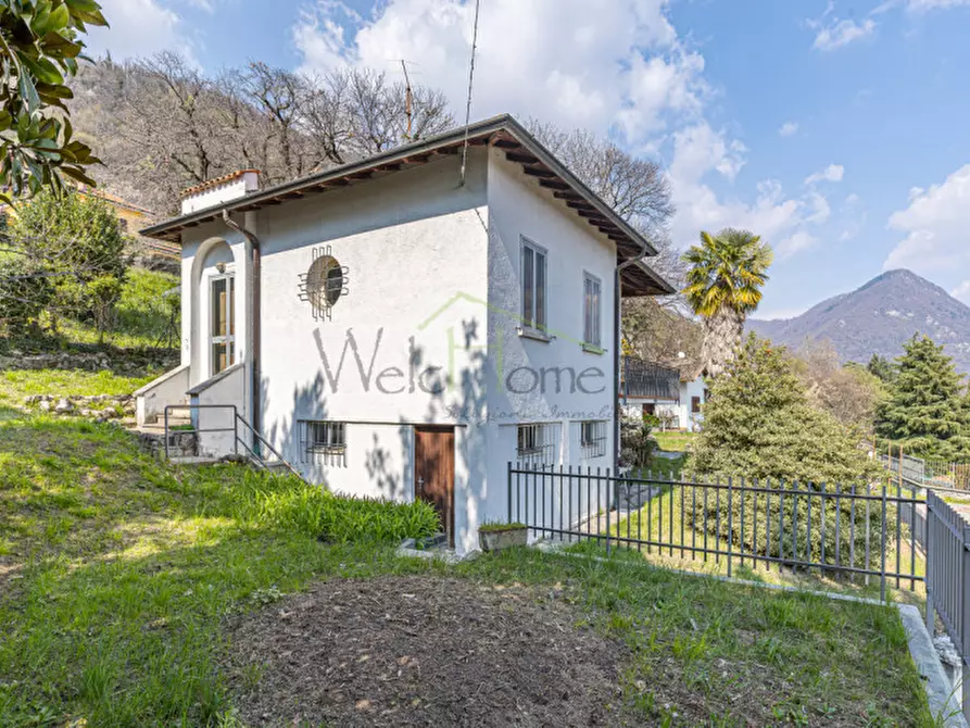 Immagine 8 di Villa in vendita  in Via dei Faggi a Erba