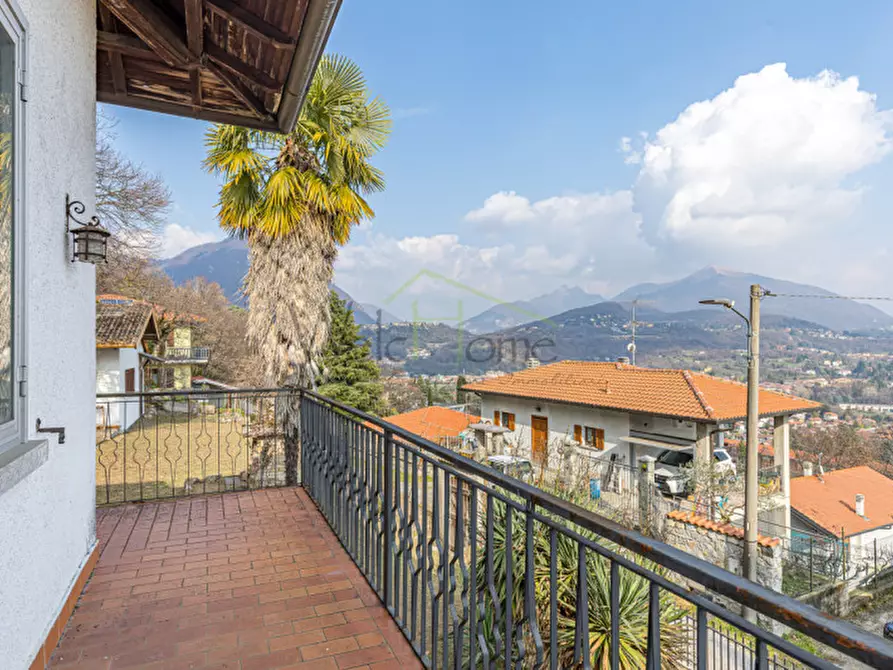 Immagine 14 di Villa in vendita  in Via dei Faggi a Erba