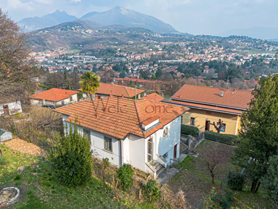 Immagine 24 di Villa in vendita  in Via dei Faggi a Erba