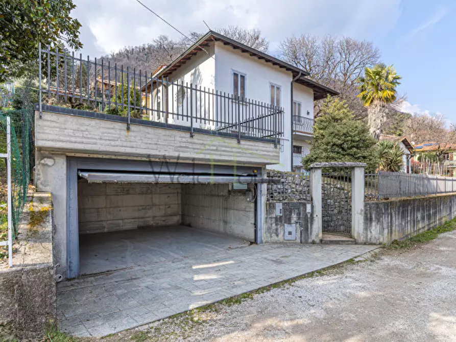 Immagine 25 di Villa in vendita  in Via dei Faggi a Erba