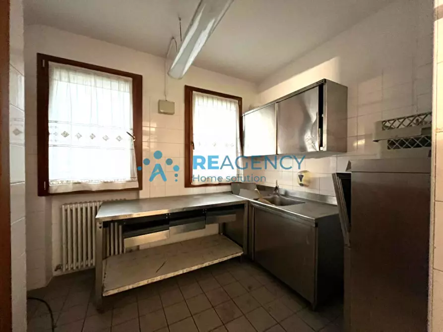 Immagine 5 di Attività commerciale in affitto  a Costabissara