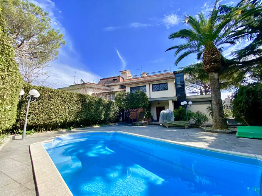 Immagine 1 di Villa in vendita  in Via Gaetano Koch a Roma