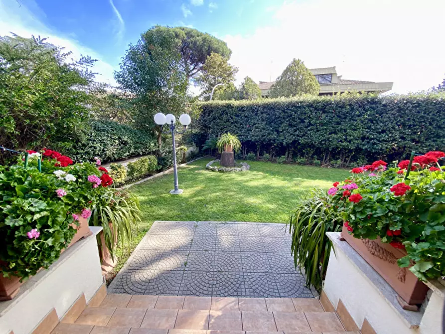 Immagine 7 di Villa in vendita  in Via Gaetano Koch a Roma