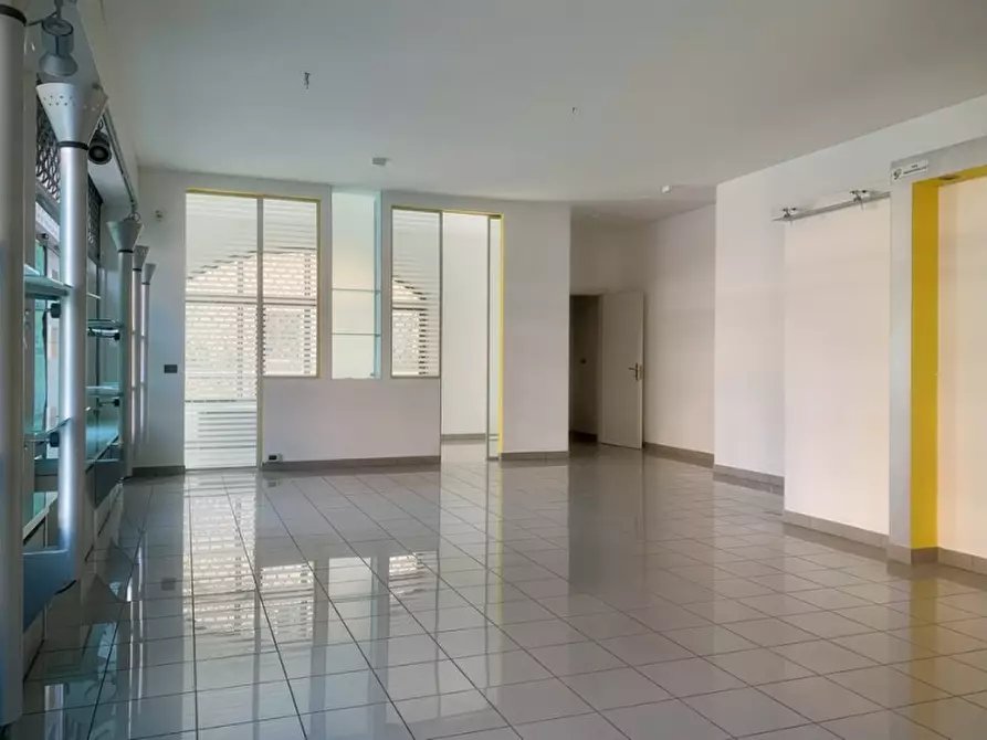 Immagine 1 di Negozio in affitto  in Via Umberto I 77 a Fagagna