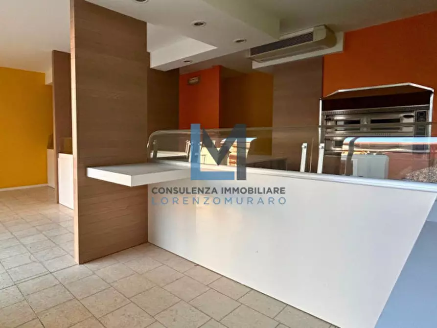 Immagine 1 di Negozio in affitto  a Montebelluna