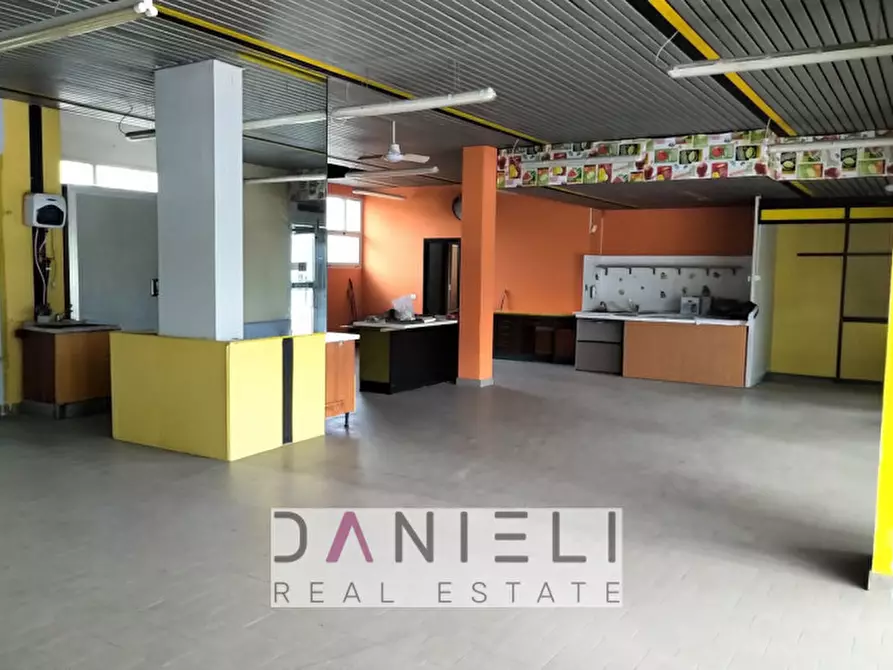 Immagine 1 di Negozio in vendita  in Piazza Torquato Fraccon a Montecchio Maggiore