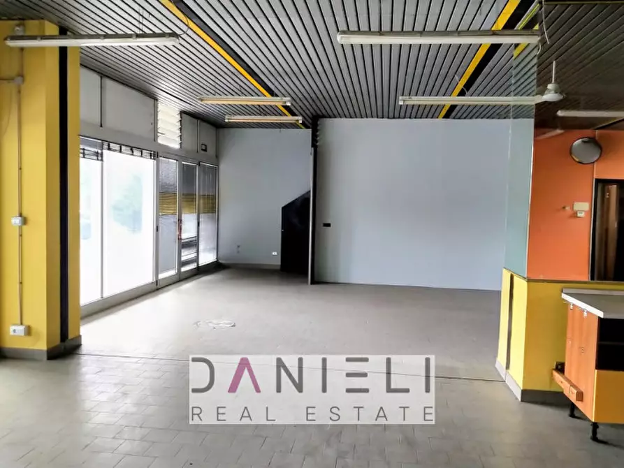 Immagine 2 di Negozio in vendita  in Piazza Torquato Fraccon a Montecchio Maggiore