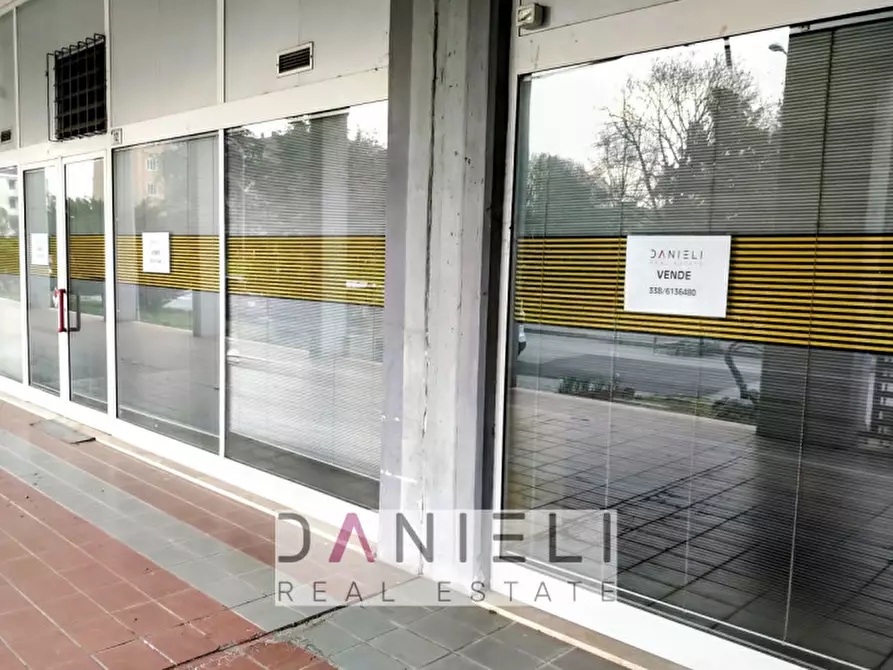 Immagine 6 di Negozio in vendita  in Piazza Torquato Fraccon a Montecchio Maggiore