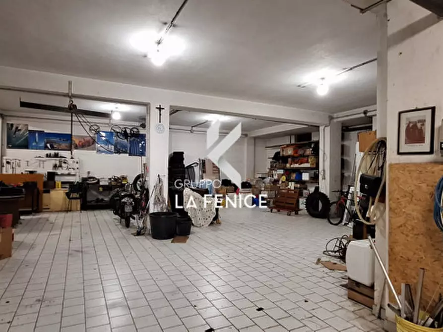 Immagine 18 di Magazzino in vendita  in via Ugo Spirito a Locorotondo