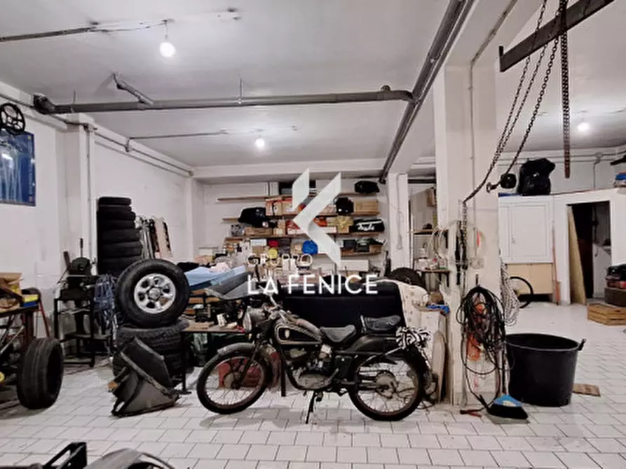 Immagine 20 di Magazzino in vendita  in via Ugo Spirito a Locorotondo