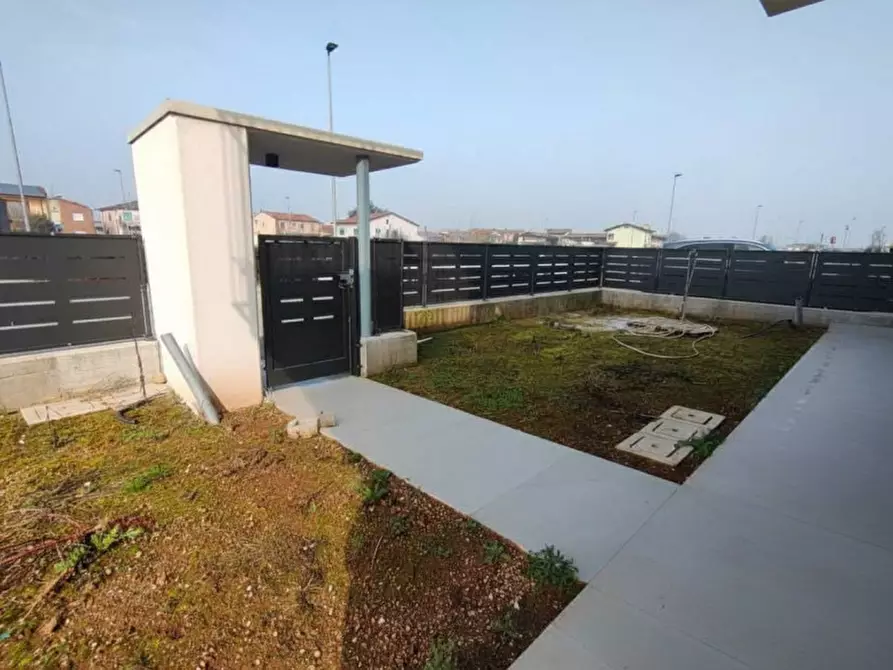 Immagine 2 di Casa trifamiliare in vendita  a Villafranca Di Verona