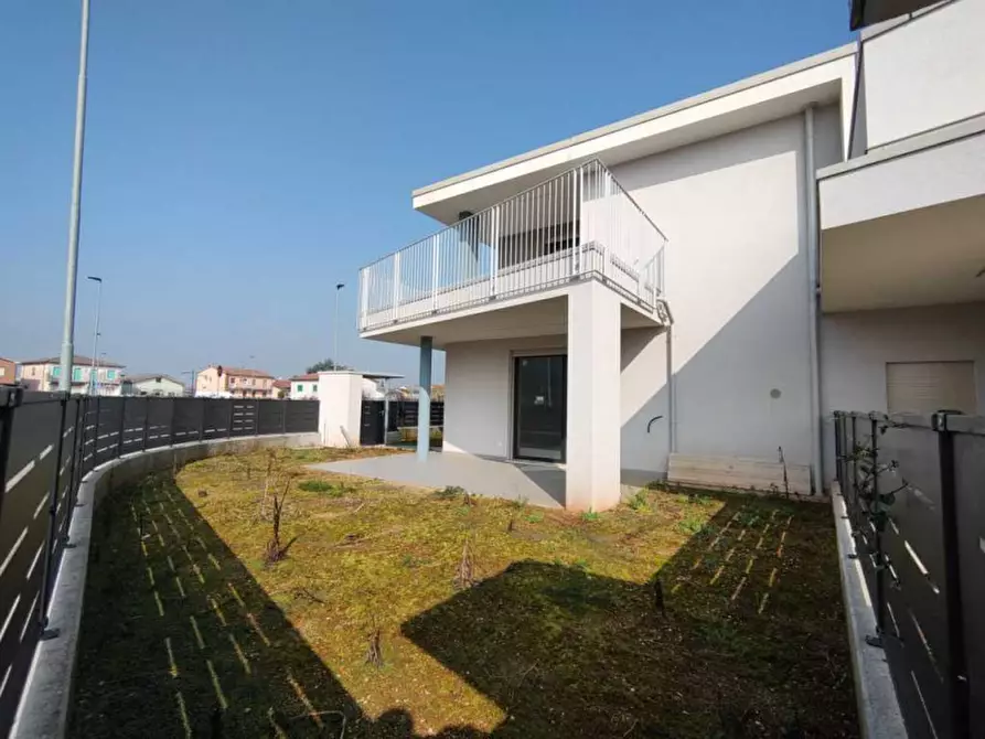 Immagine 4 di Casa trifamiliare in vendita  a Villafranca Di Verona