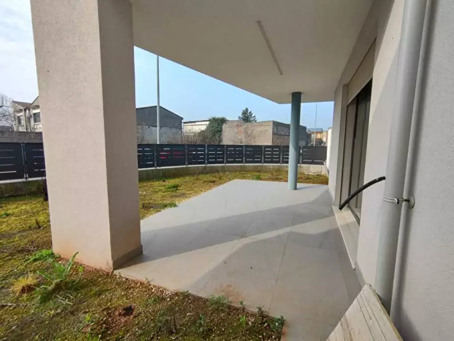 Immagine 6 di Casa trifamiliare in vendita  a Villafranca Di Verona