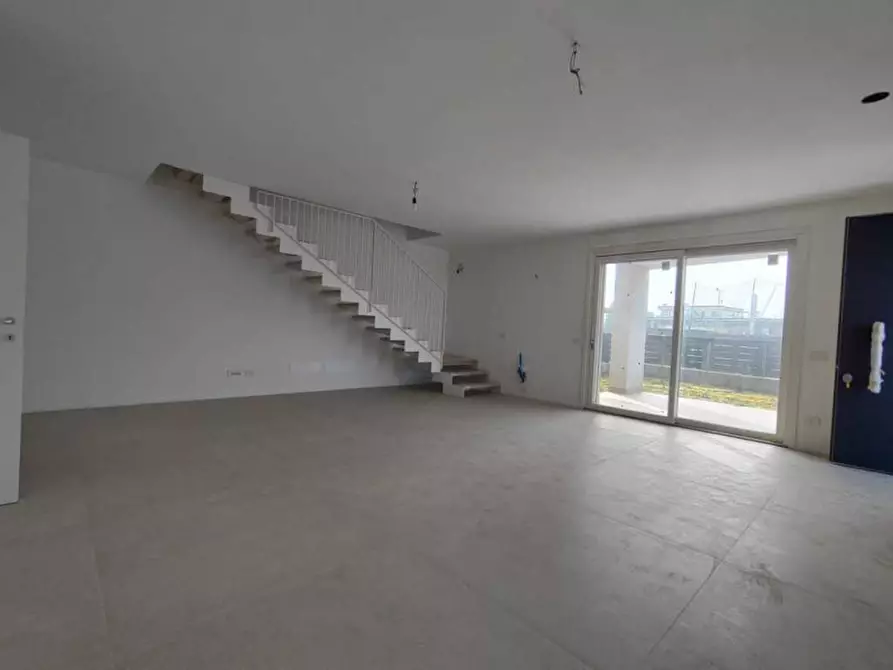 Immagine 7 di Casa trifamiliare in vendita  a Villafranca Di Verona