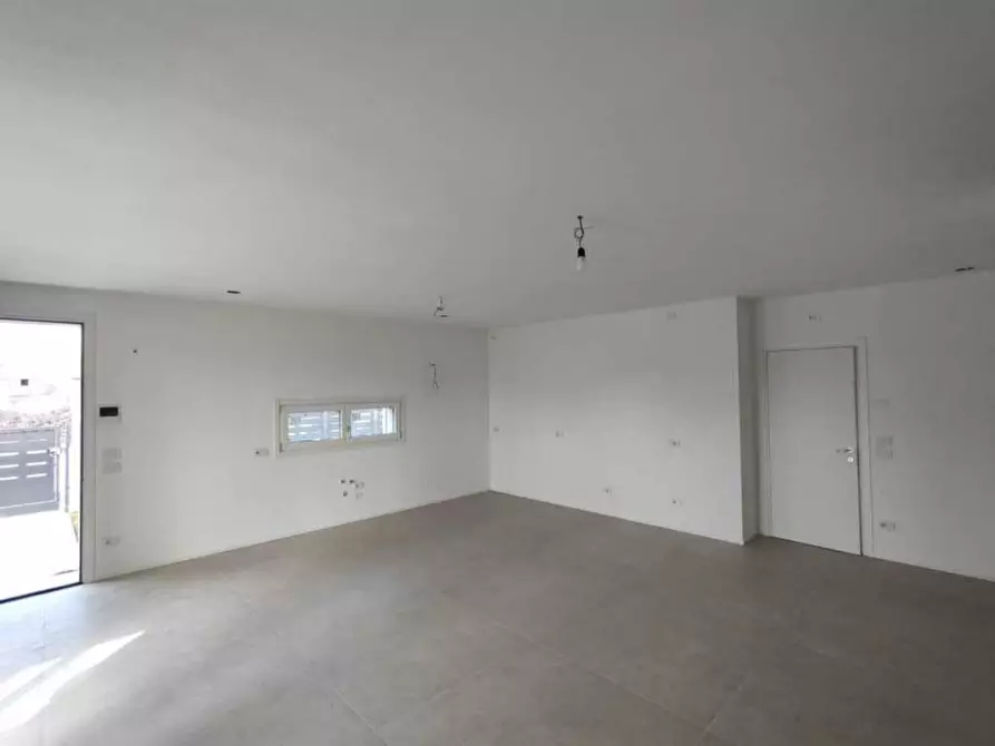 Immagine 8 di Casa trifamiliare in vendita  a Villafranca Di Verona