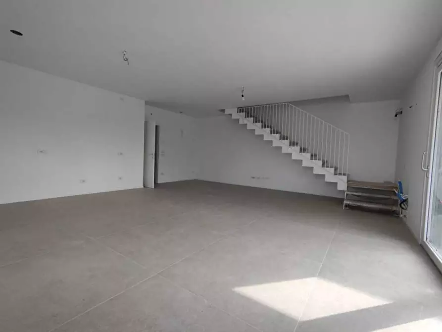 Immagine 9 di Casa trifamiliare in vendita  a Villafranca Di Verona