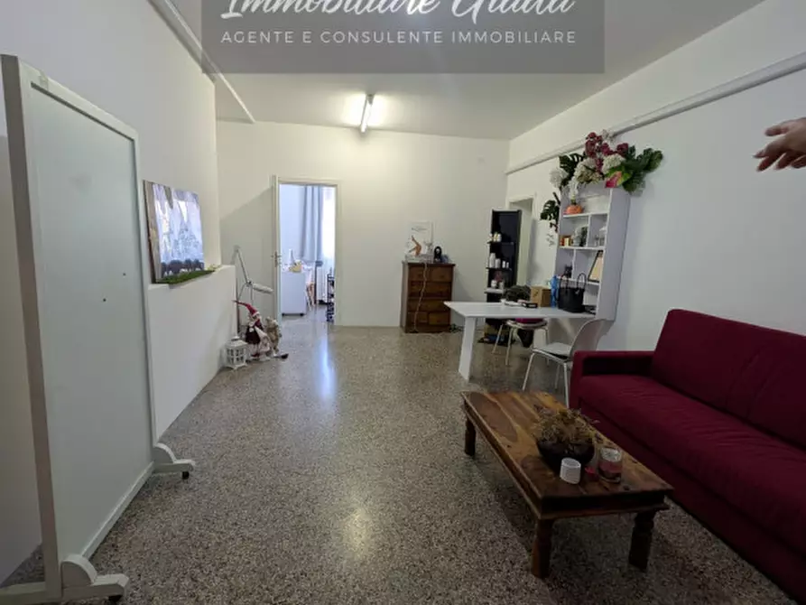 Immagine 13 di Attività commerciale in affitto  a Vittorio Veneto