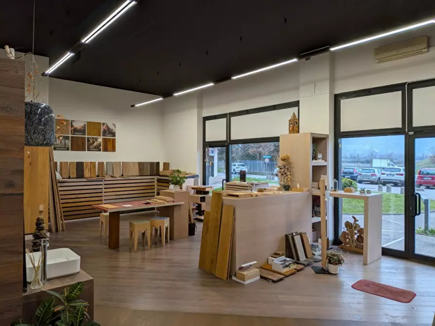 Immagine 2 di Negozio in vendita  in via valpantena, 18 a Verona