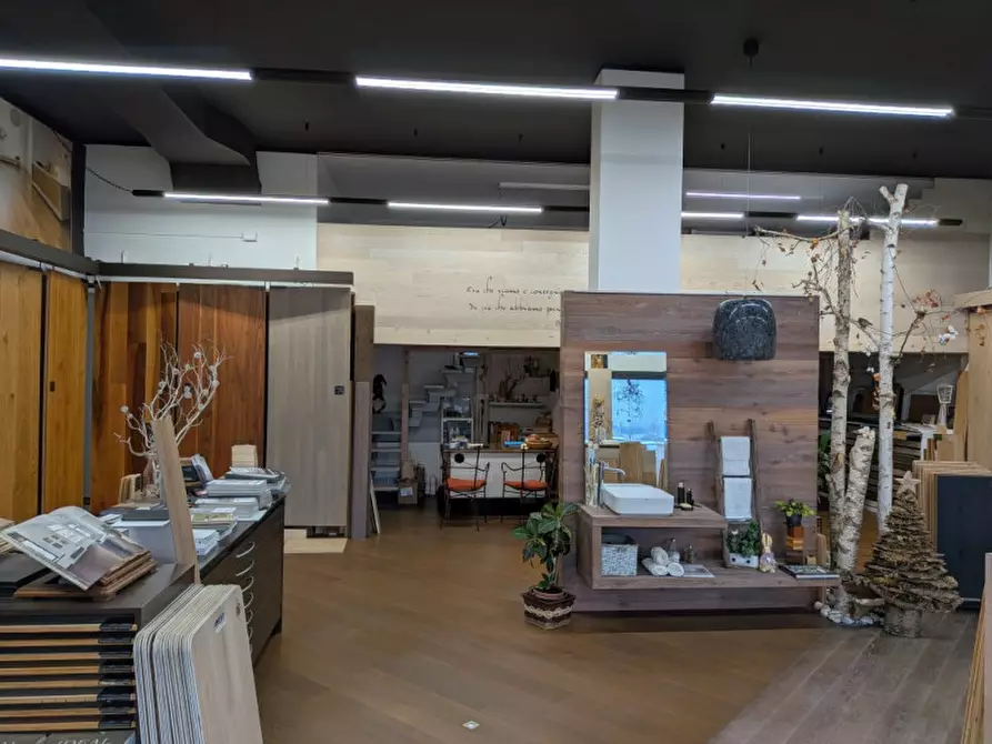 Immagine 6 di Negozio in vendita  in via valpantena, 18 a Verona