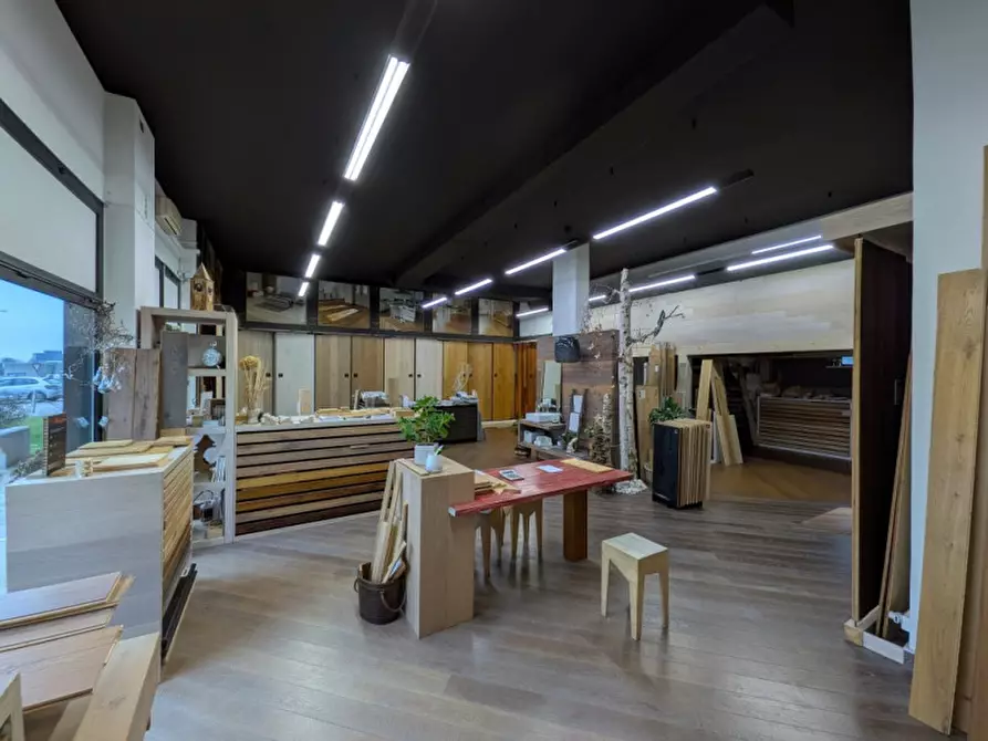 Immagine 7 di Negozio in vendita  in via valpantena, 18 a Verona