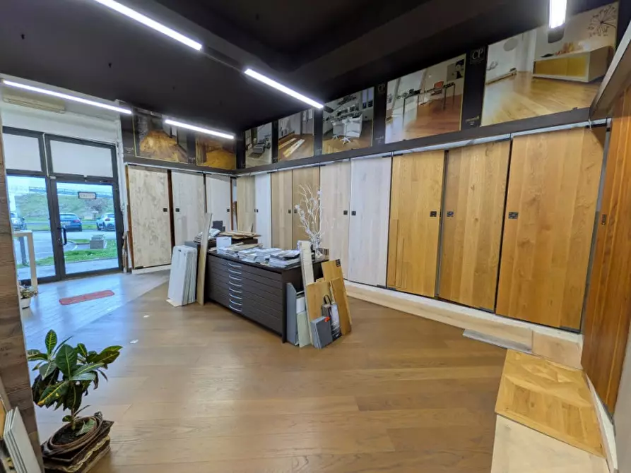 Immagine 15 di Negozio in vendita  in via valpantena, 18 a Verona