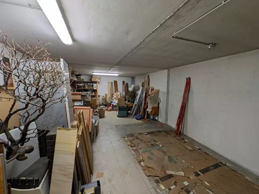 Immagine 21 di Negozio in vendita  in via valpantena, 18 a Verona