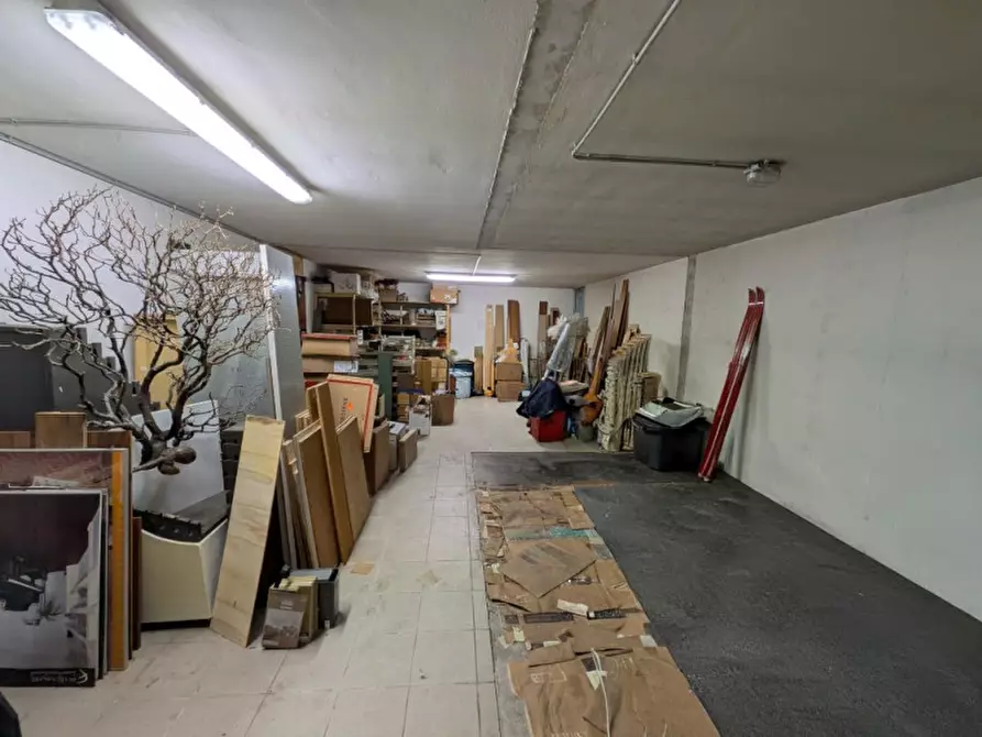 Immagine 22 di Negozio in vendita  in via valpantena, 18 a Verona