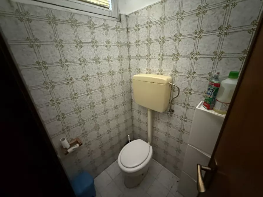 Immagine 10 di Negozio in vendita  a Padova